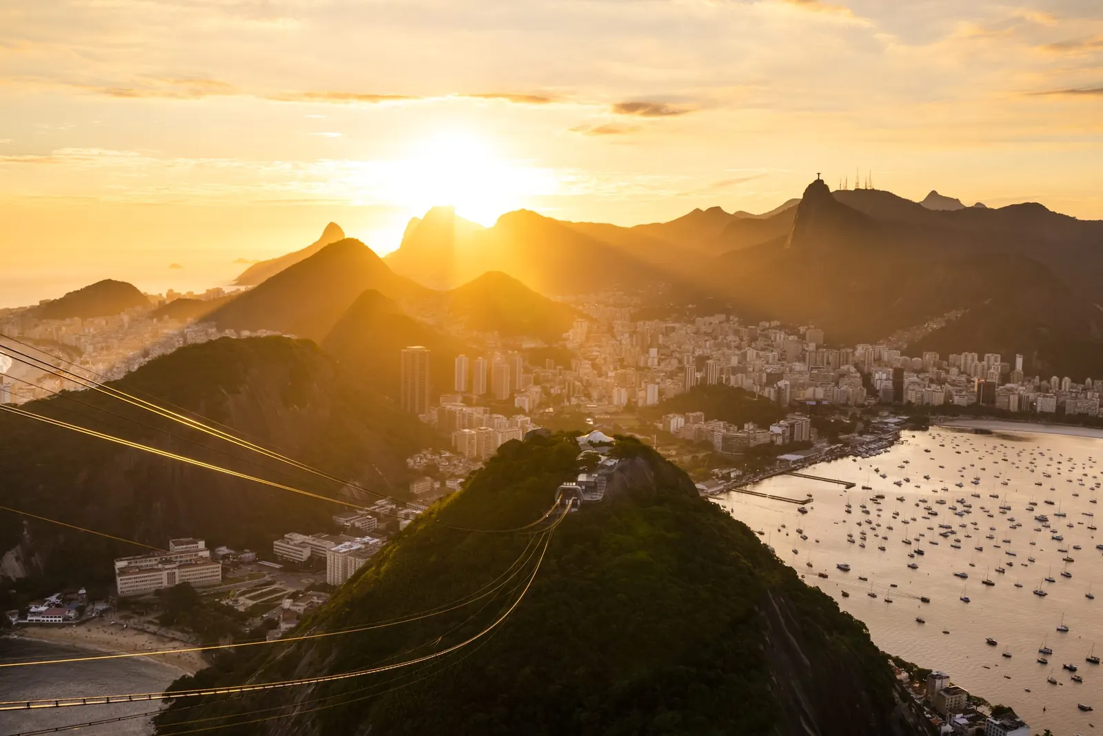 Rio de Janeiro, com o Pão de Açúcar e a Baía de Guanabara