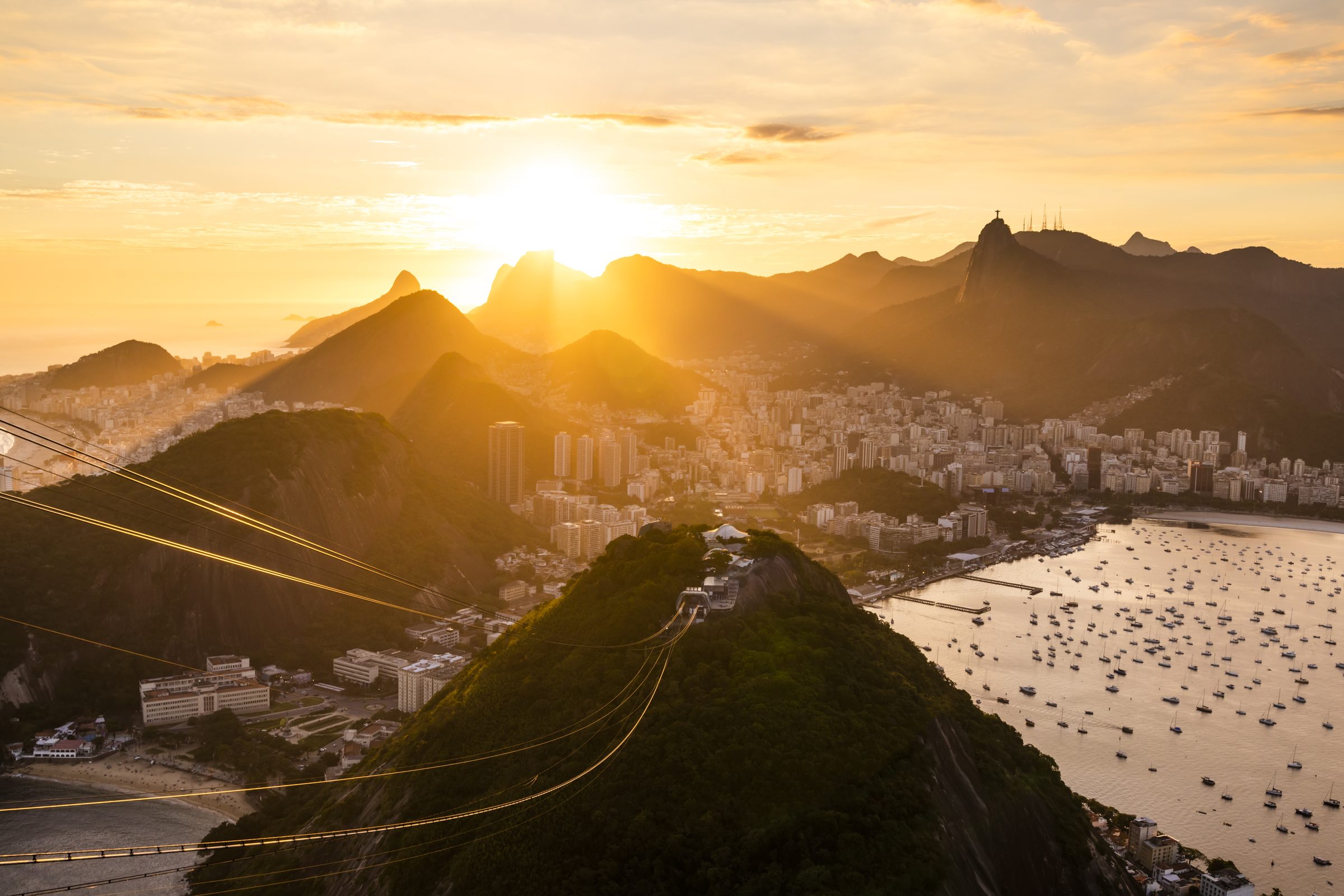 Rio de Janeiro ao entardecer, com o Pão de Açúcar e a Baía de Guanabara