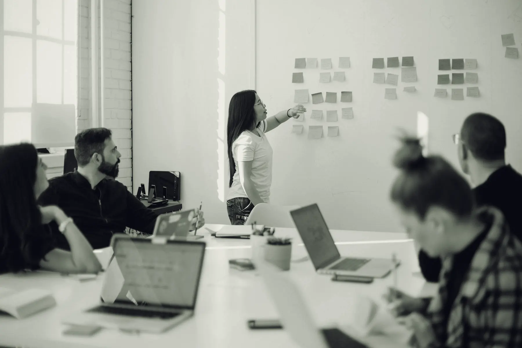 Imagem ilustrativa de equipe em sala de treinamento
